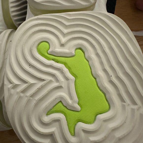 Nike LeBron 16  Black and Green Athletic Shoes. New - Picture 5 of 7